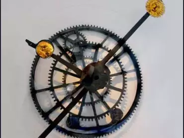 Pomocný ukazatel k planisfériu, tzv. alhidáda (z arabského výrazu al-idhádah – pravítko). Celková délka 160 cm, délka ramene se slunečním ukazatelem 61 cm, délka vyvažovacího ramene 69 cm. Sluneční rafïe sloužila současně jako hodinový ukazatel. Vlastivědné muzeum v Olomouci, inv. č. 942.